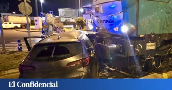 Un tren de mercancías arrolla a un coche que había quedado enganchado a las vías en Algeciras (Cádiz)