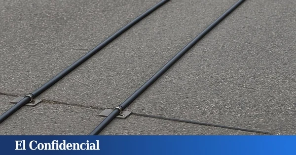 Circulas por la carretera y ves unos cables negros que cruzan: esta es su desconocida función que puede que no te guste