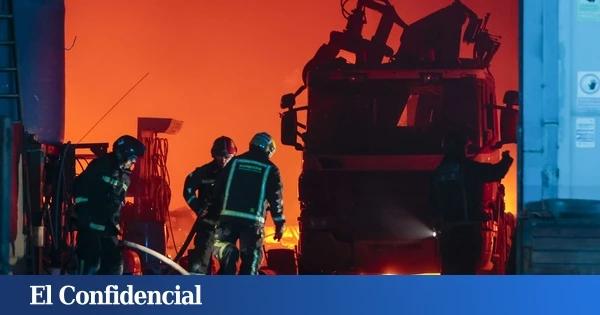 Intentan controlar el incendio en un edificio en Castellón, con varias personas confinadas