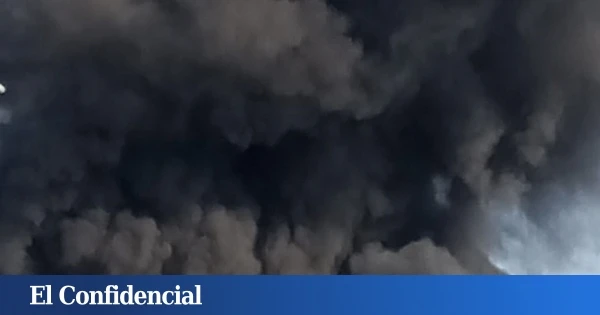 Una nube tóxica generada por un incendio obliga a confinar a la problación cercana en Fortuna (Murcia)