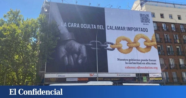 Una lona gigante frente al Ministerio de Agricultura destapa la cara oculta de las importaciones españolas de calamar