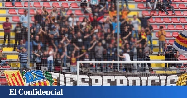 Los comunes promocionan al grupo condenado por agredir a seguidoras de la Selección española
