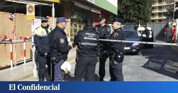 Dos detenidos por traficar con drogas, que ocultaban en extintores de un pub de Benidorm (Alicante)