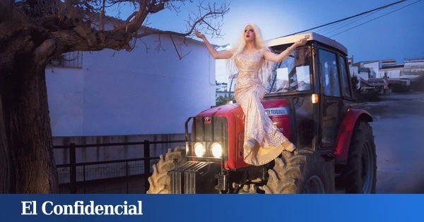 Los bohemios se van al pueblo: en Villanueva del Rosario los domingos son de misa y 'performance'