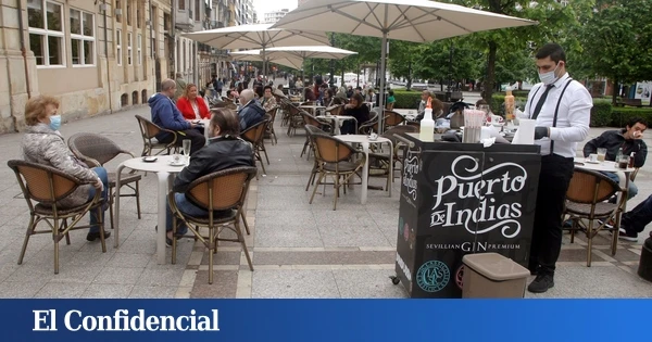 Una conductora arrolla a dos mujeres en una terraza en Gijón al perder el control del coche