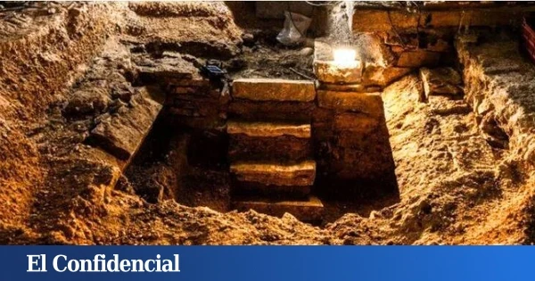Hallan una cámara funeraria intacta tras una escalera olvidada durante 400 años