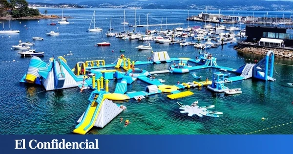 El espectacular parque acuático flotante de las Rías Baixas que querrás visitar con tus hijos en verano: está en la playa y tiene hasta una tirolina