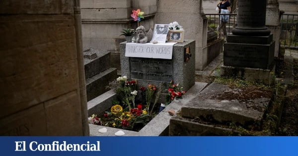 Hallado el busto de Jim Morrison robado hace 37 años del cementerio de Père Lachaise (París)