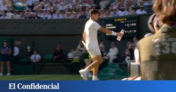 El aplaudido gesto de Alcaraz en Wimbledon: se recorre la pista para dar su agua a un persona atendida por un golpe de calor