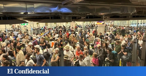 El caos del AVE se traslada a la T4 de Barajas: cientos de personas atrapadas en el control de pasaportes