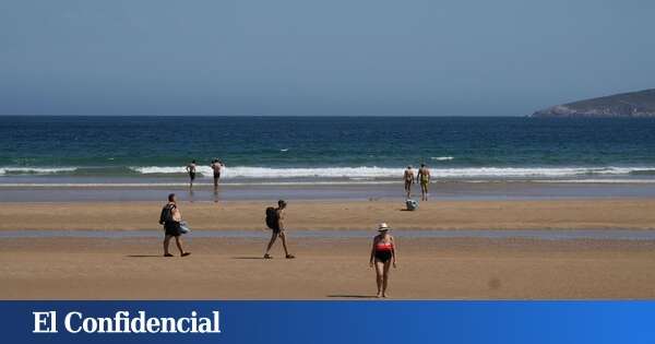 Entra con el coche a la playa para recoger a su novia y se queda atascado en la arena