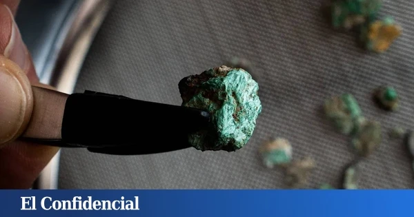 200 piedras verdes aparecen en una cueva a 2.235 metros de altura y redefinen la prehistoria de los Pirineos
