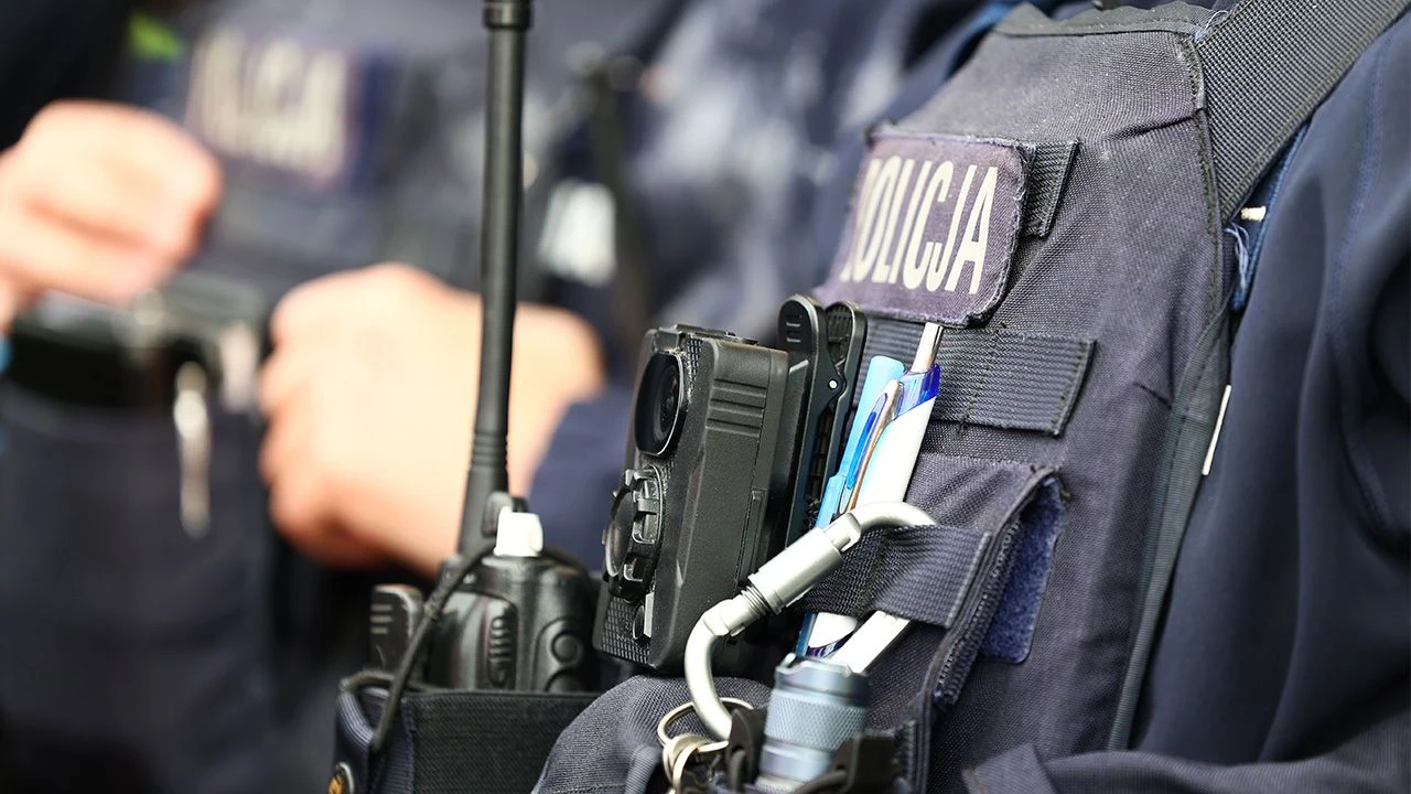 Pobudzony 37-latek ugryzł policjanta i stracił przytomność