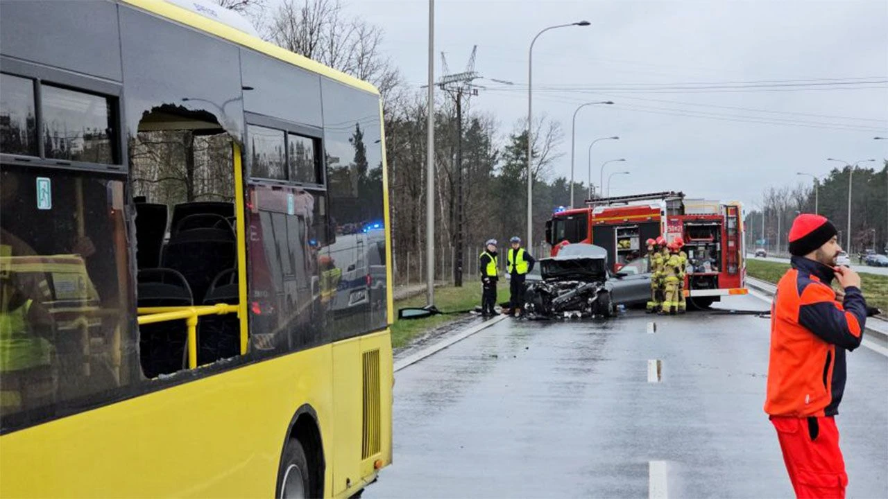 Roczna dziewczynka ranna po zderzeniu samochodu z autobusem