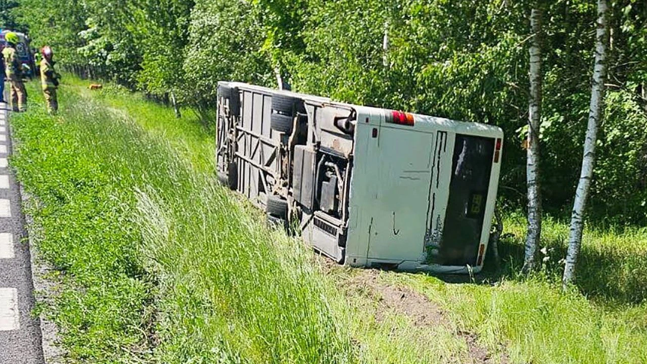 Wypadek autobusu wycieczkowego. Pięcioro nastolatków trafiło do szpitala