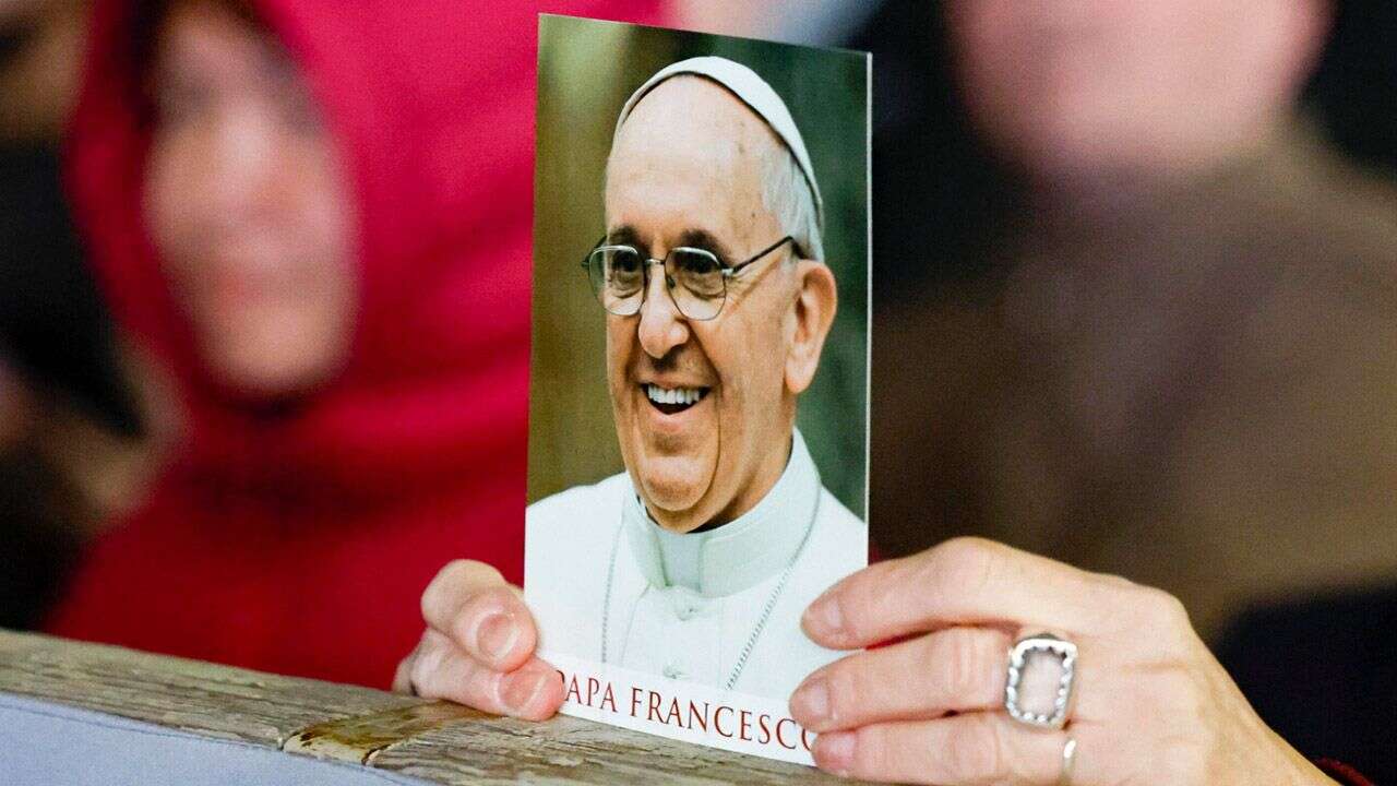 Papież Franciszek wychodzi ze szpitala