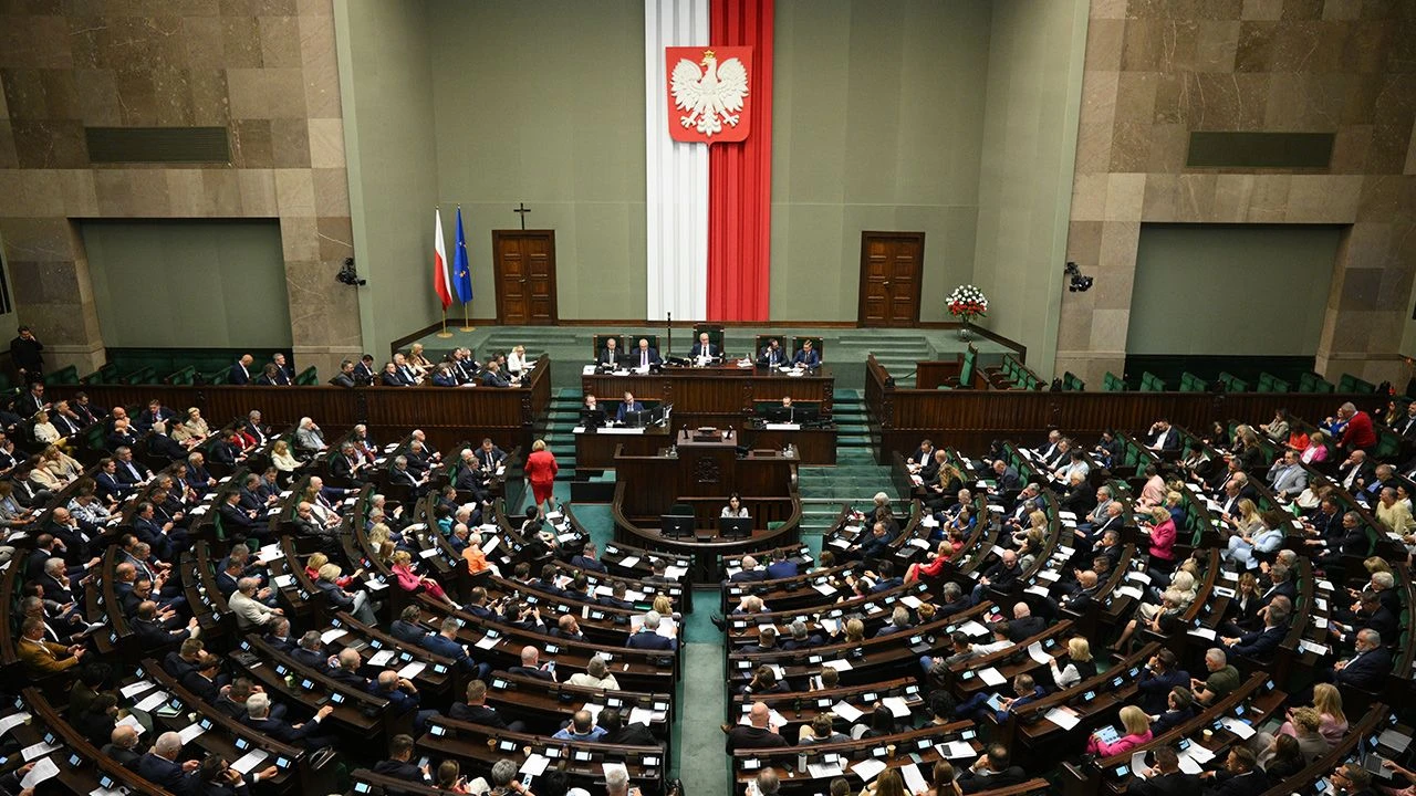 Lider traci, zyskują obie Konfederacje. Niespodzianki w nowym sondażu