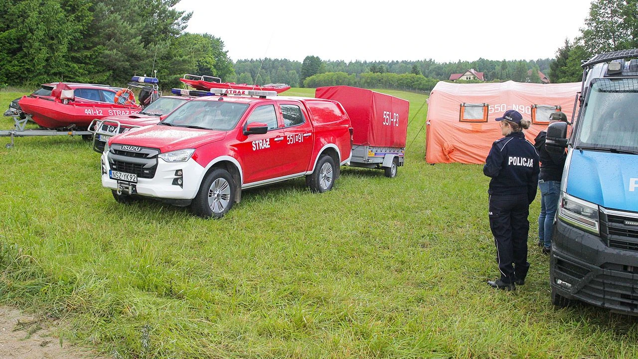 Auto wylądowało w rzece do góry kołami. Są ranni