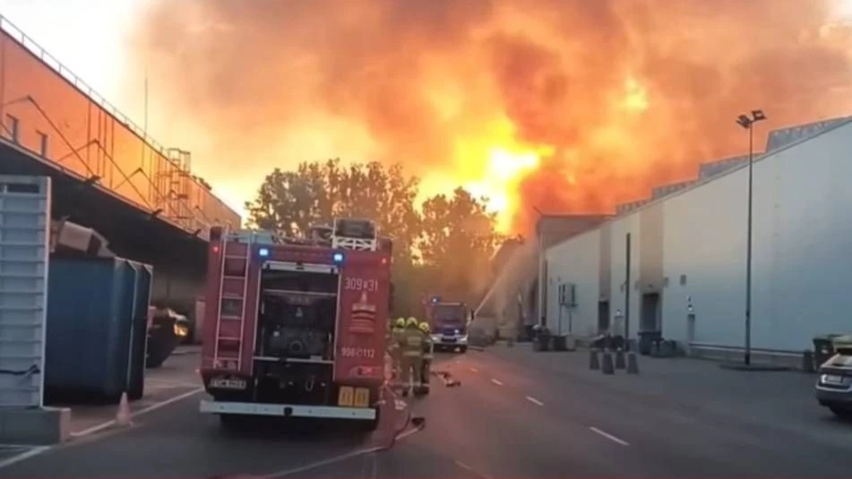 Pożar w parku trampolin. Potężna hala stanęła w ogniu