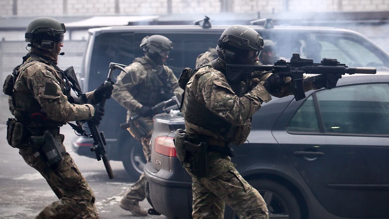 Śmigłowce, wybuchy i kontrterroryści. Wielka akcja służb