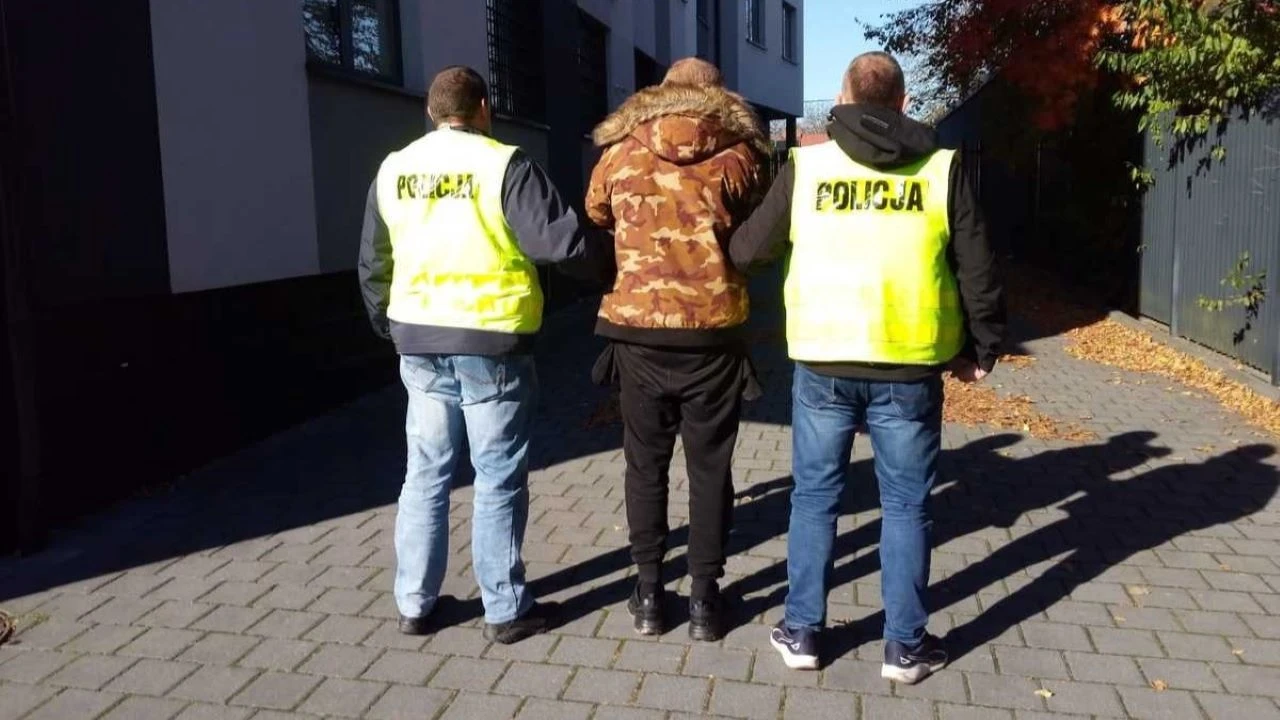 Mężczyzna ugodzony nożem w plecy.  Sprawca odjechał na rowerze elektrycznym