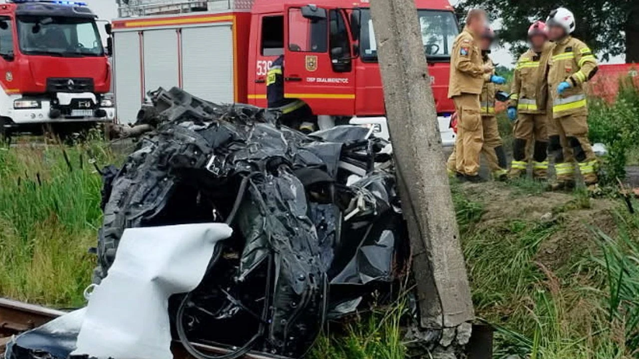 Auto wjechało pod pociąg. Kierowca poważnie ranny