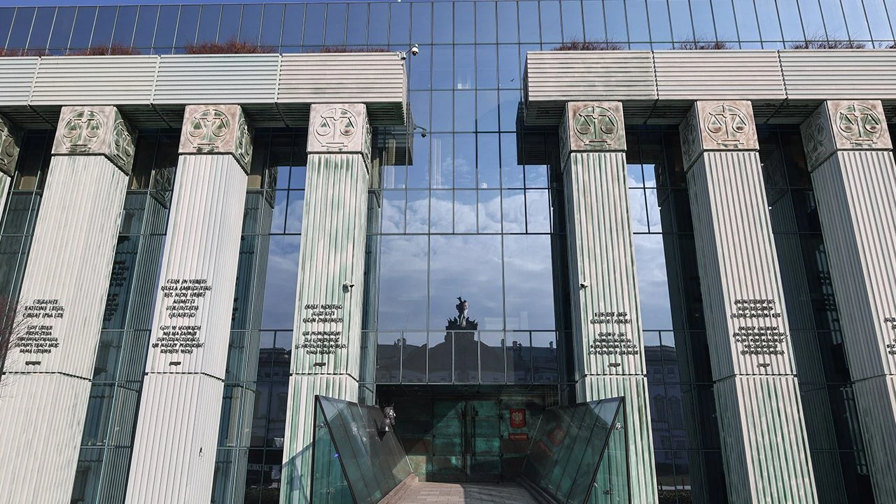 Sąd Najwyższy: Głosowanie po 21.00 jest legalne w wypadku kolejek