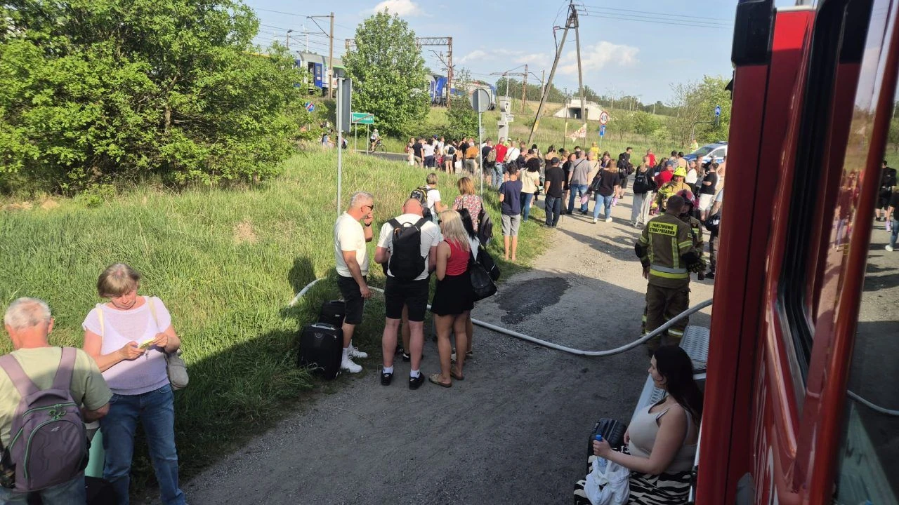 Pożar nasypu i zerwana trakcja. Strażacy ewakuowali ponad 500 osób