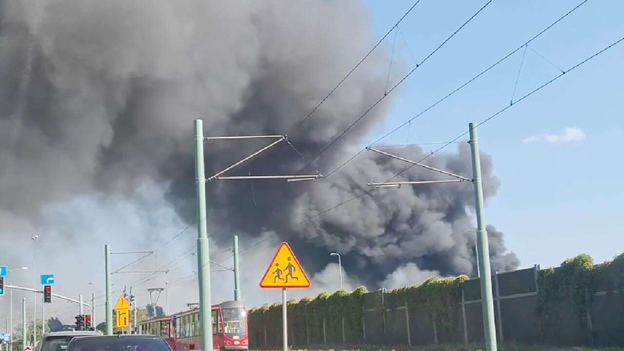 Potężny pożar w Zabrzu. Płonąć mogą niebezpieczne odpady [WIDEO]