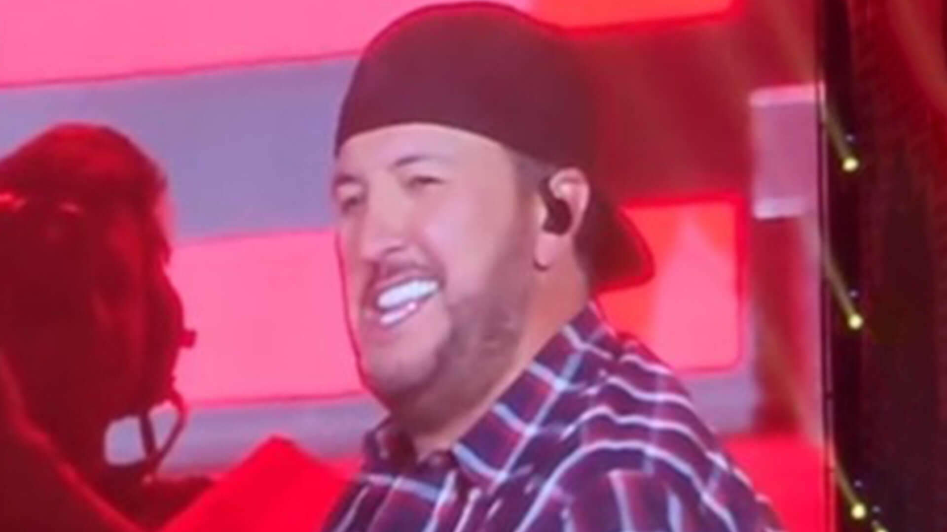 Luke Bryan suffers brutal fall while performing as American Idol judge mocks himself just seconds later