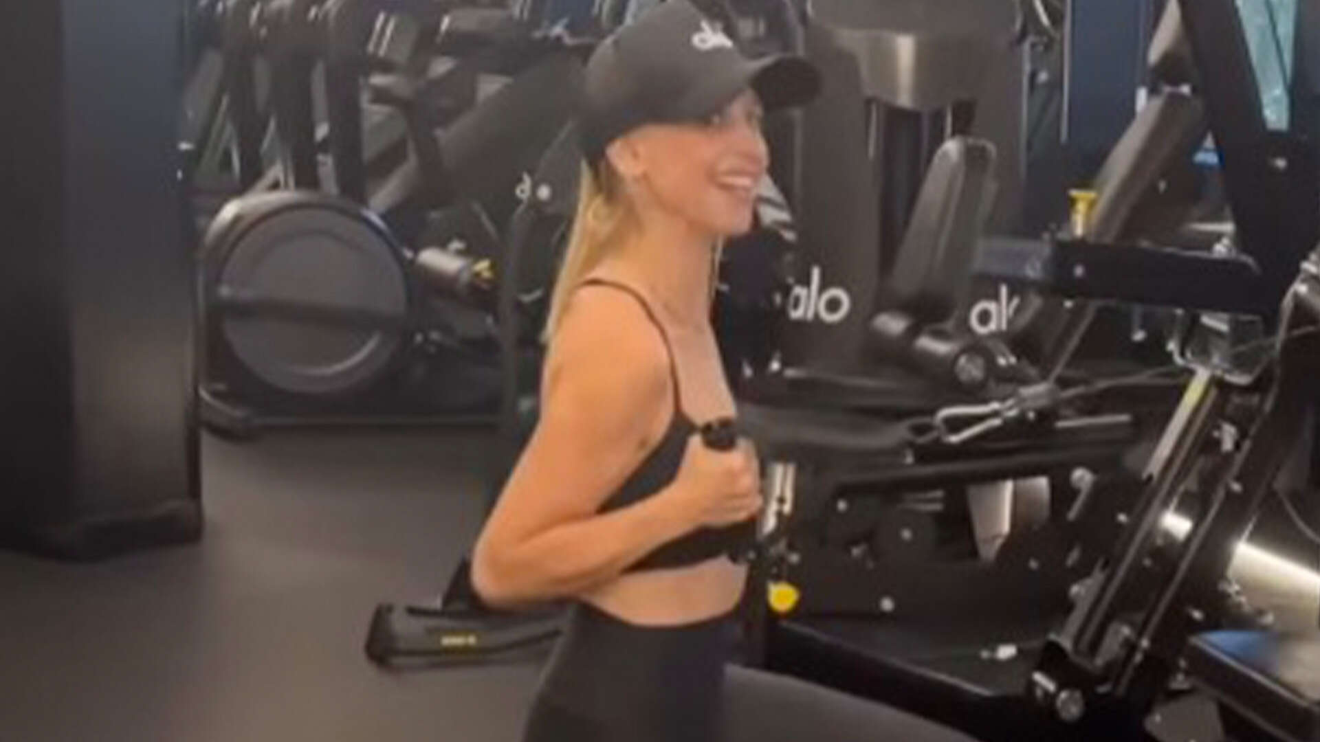 90s star Sarah Michelle Gellar sparks concern as she reveals slim figure in sports bra and leggings for workout