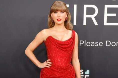 Taylor Swift wows on Grammys red carpet in stunning dress with special nod to boyfriend Travis Kelce before Super Bowl