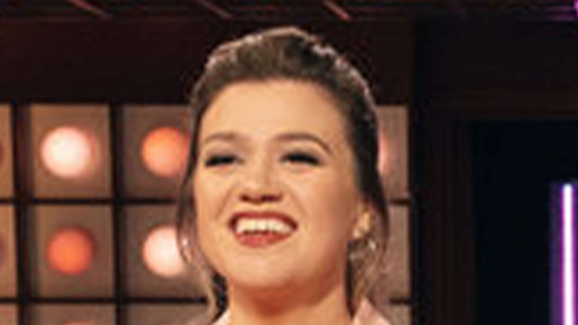 Kelly Clarkson fans think star looks ‘thinner than ever’ on show as single star stuns after ‘fantastic’ transformation