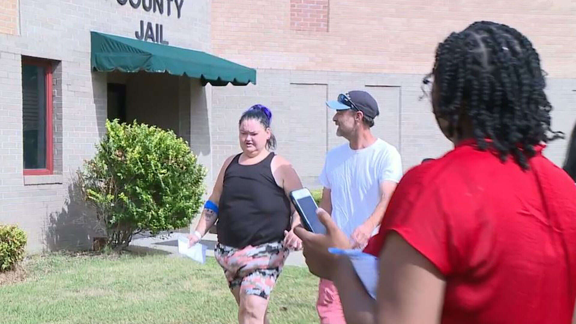 1000-Lb. Sisters’ Amy Slaton holds hands with Brian Lovvorn after pair is bailed out of jail by her brother after arrest