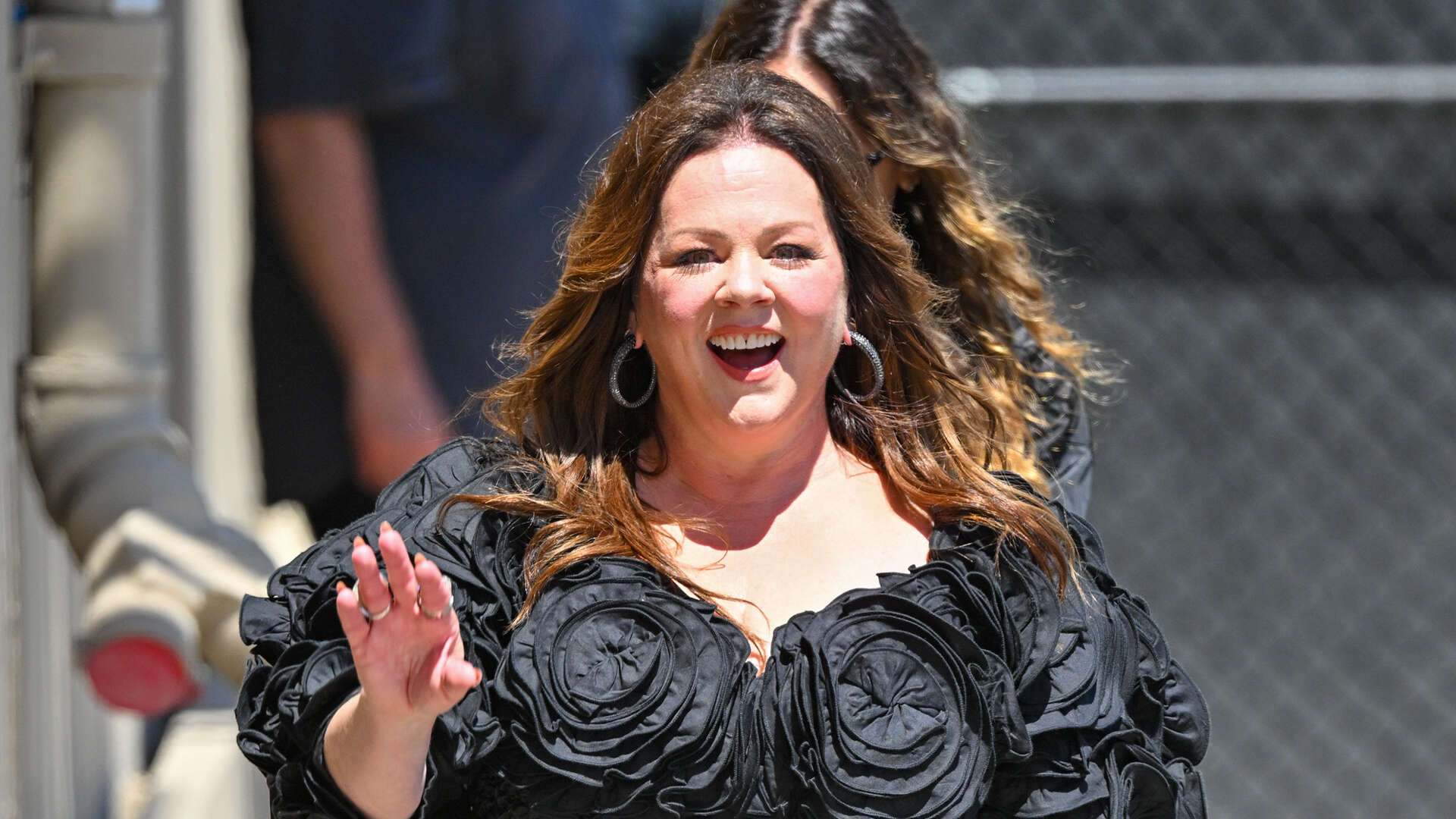 Melissa McCarthy shows 75-lb weight loss in tight black flower dress as star carries ‘pizza’ bag to film Jimmy Kimmel