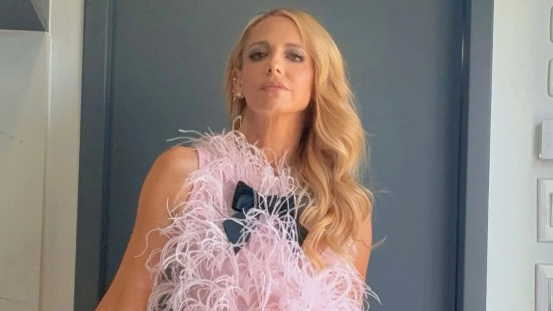 Sarah Michelle Gellar goes pantless in pink feather underwear as she ‘werks’ on RuPaul’s Drag Race set