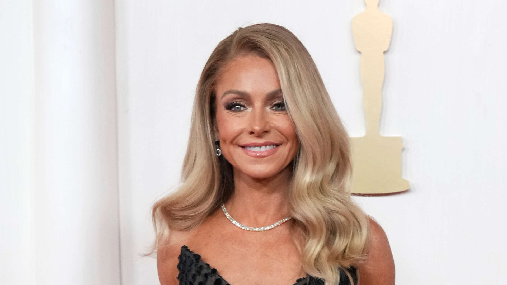 Kelly Ripa looks unrecognizable as she transforms into Ariana Grande – but fans call ‘uncanny’ makeover ‘disturbing’