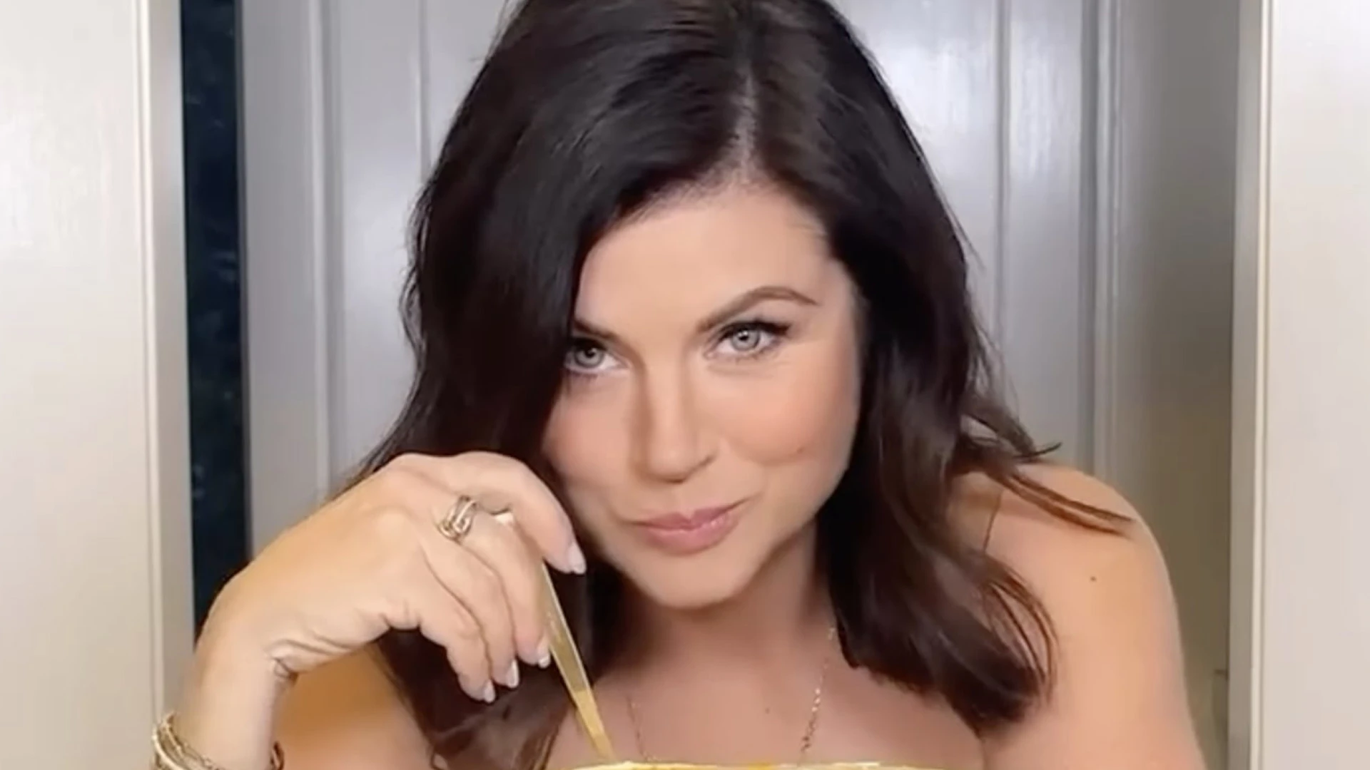 Tiffani Thiessen, 51, goes totally nude as she digs into ‘naked’ carrot cake and asks fans ‘how do you eat it?’