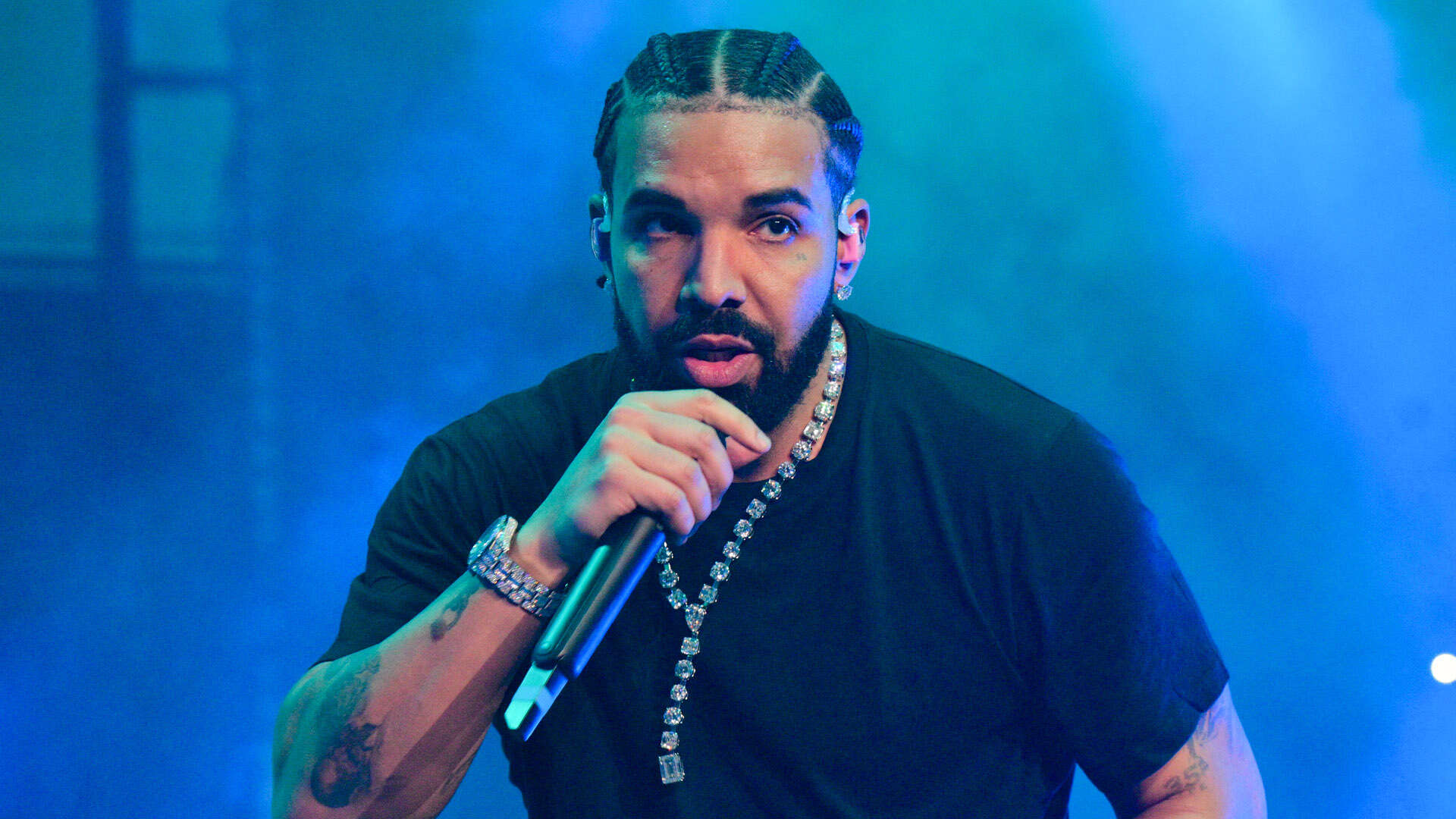 Drake casually vows to pay fan’s late mother’s $160,000 mortgage in middle of Kansas City concert in latest kind gesture