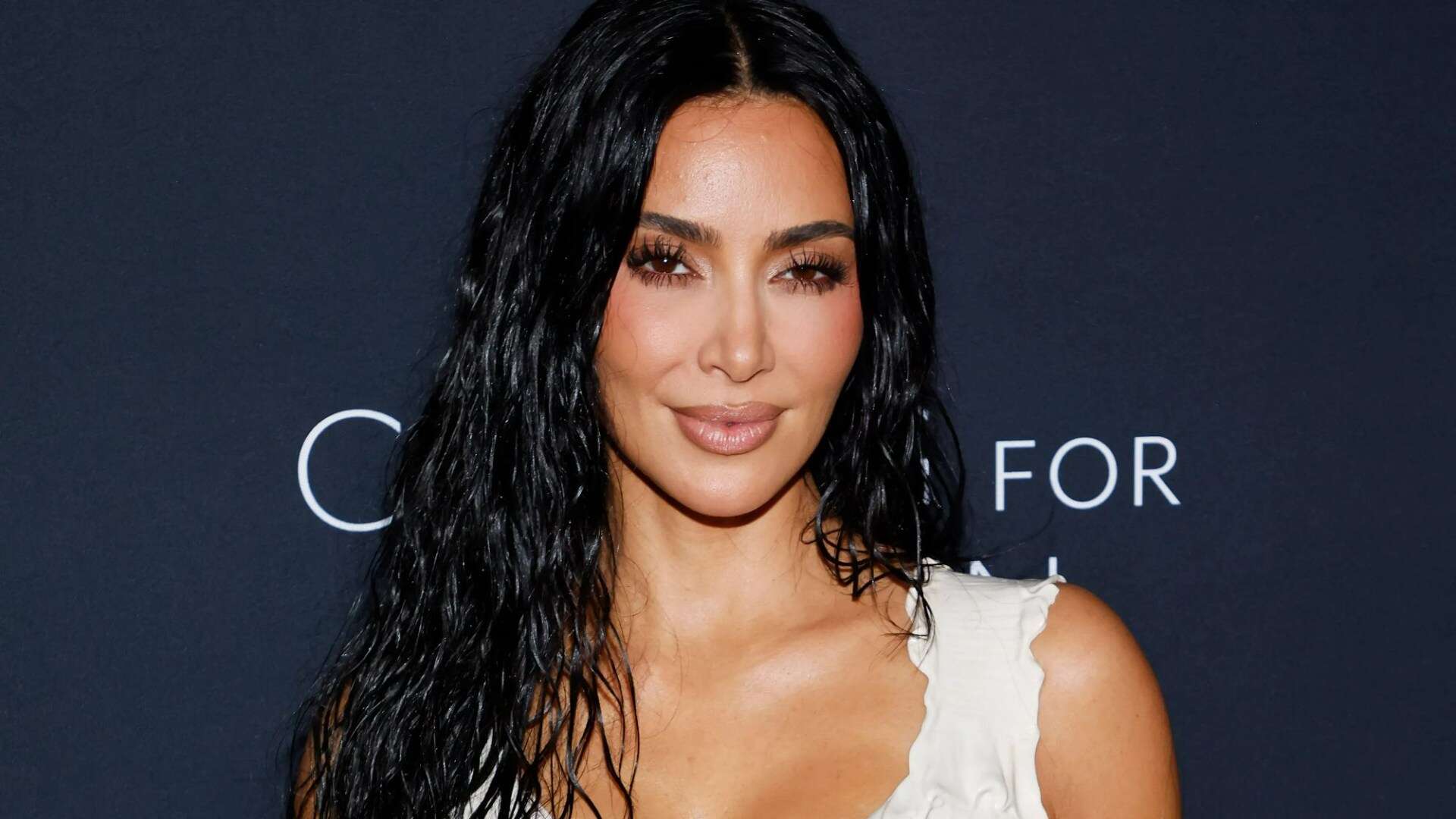 Kim Kardashian BREAKS her foot and reveals she using crutches