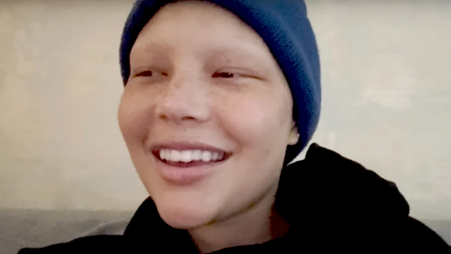 Isabella Strahan, 20, finishes up chemotherapy treatment & celebrates at hospital with dad Michael in emotional new vlog