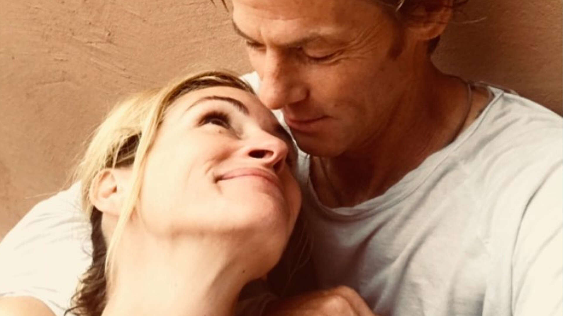 Julia Roberts shares shockingly intimate photo making out with husband Danny Moder to celebrate wedding anniversary