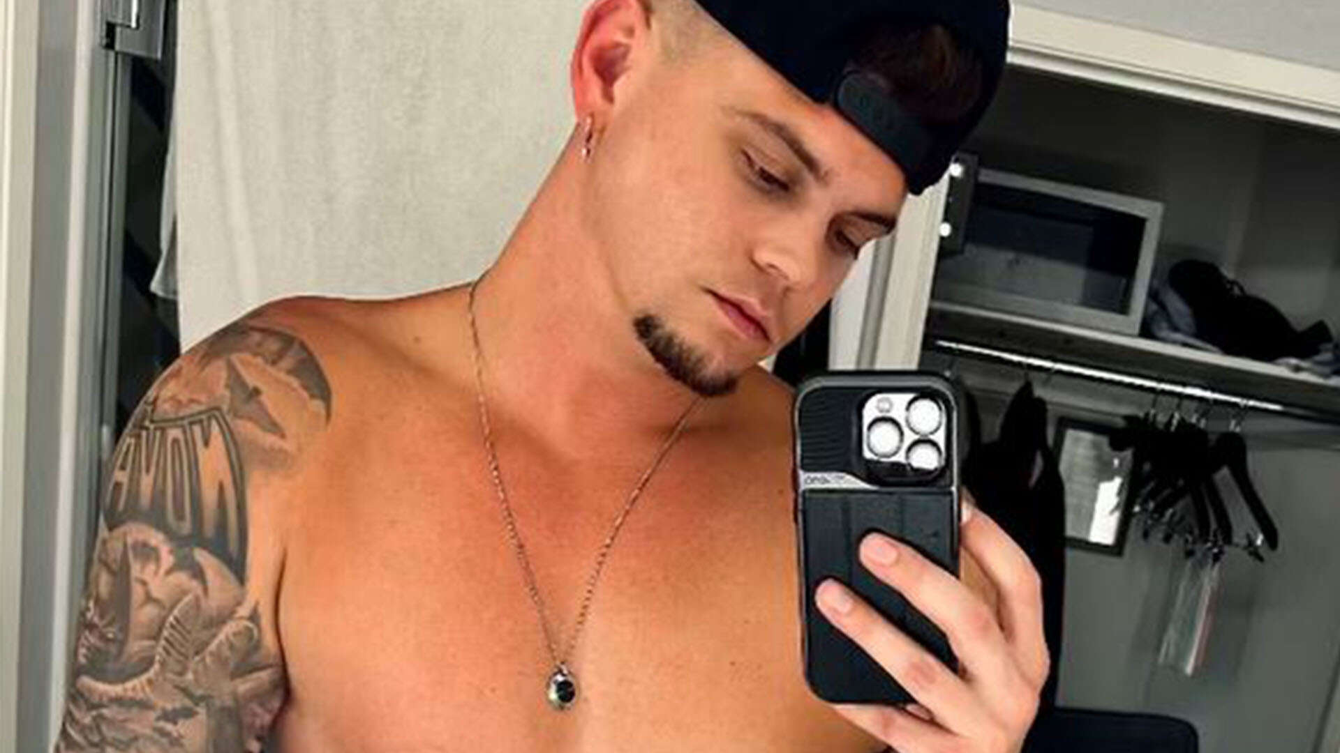 Teen Mom star Tyler Baltierra goes shirtless in bathroom selfie as wife Catelynn Lowell gushes ‘I see you zaddy!’