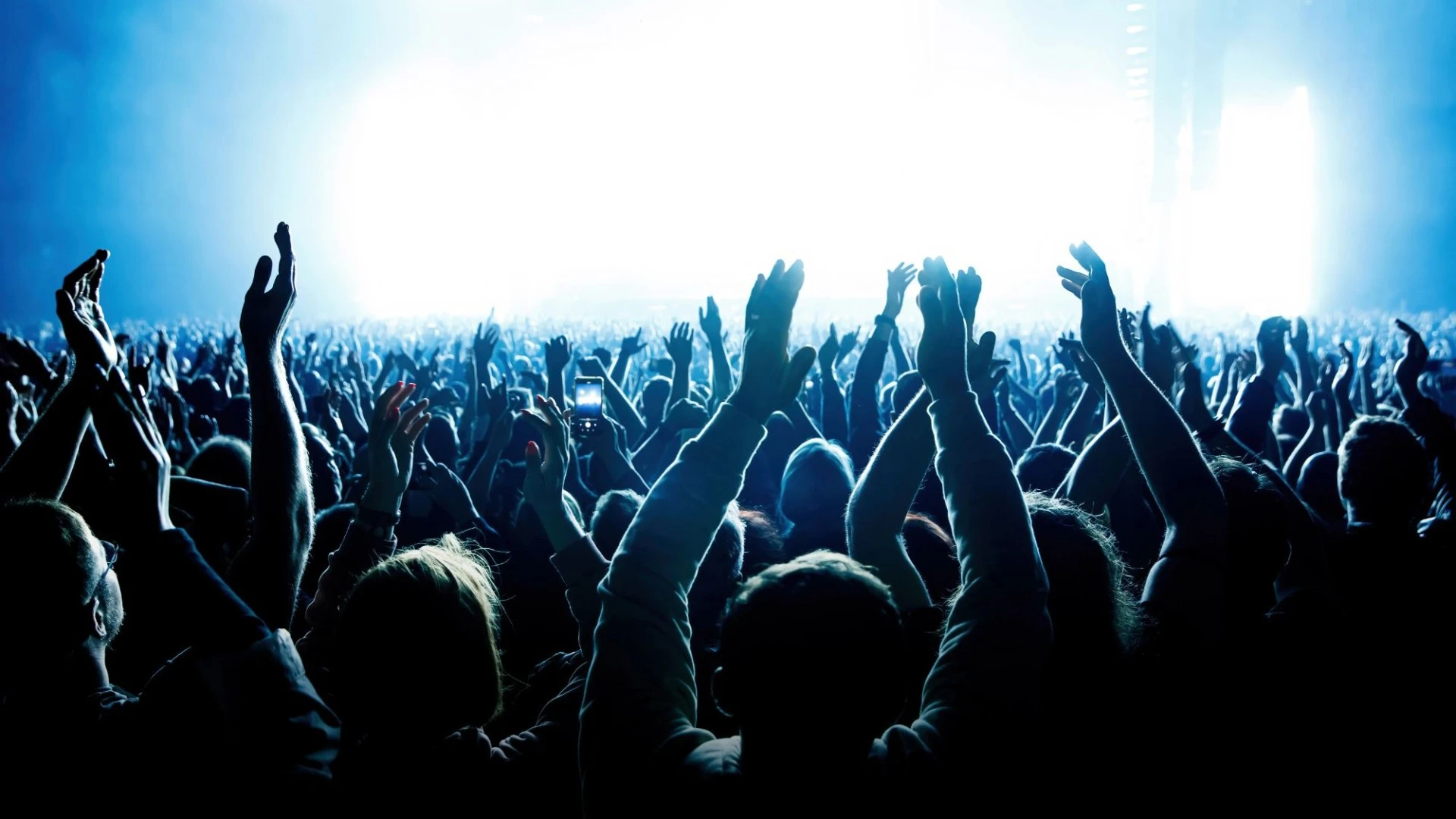 Iconic rock singer forced to reschedule tour after suffering painful injury as fans left devastated and concerned