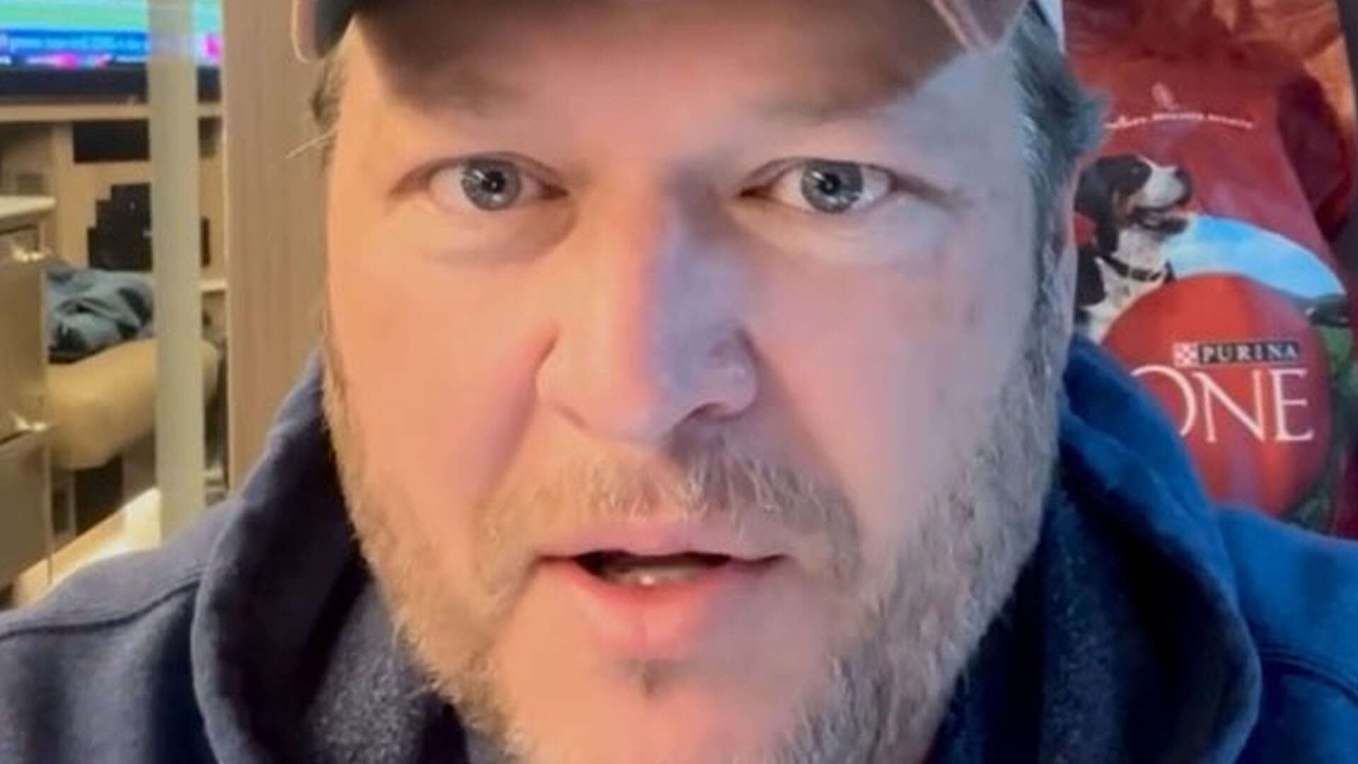 Blake Shelton ‘clears the air’ in somber video on his tour bus after wife Gwen Stefani leaves home for cruise