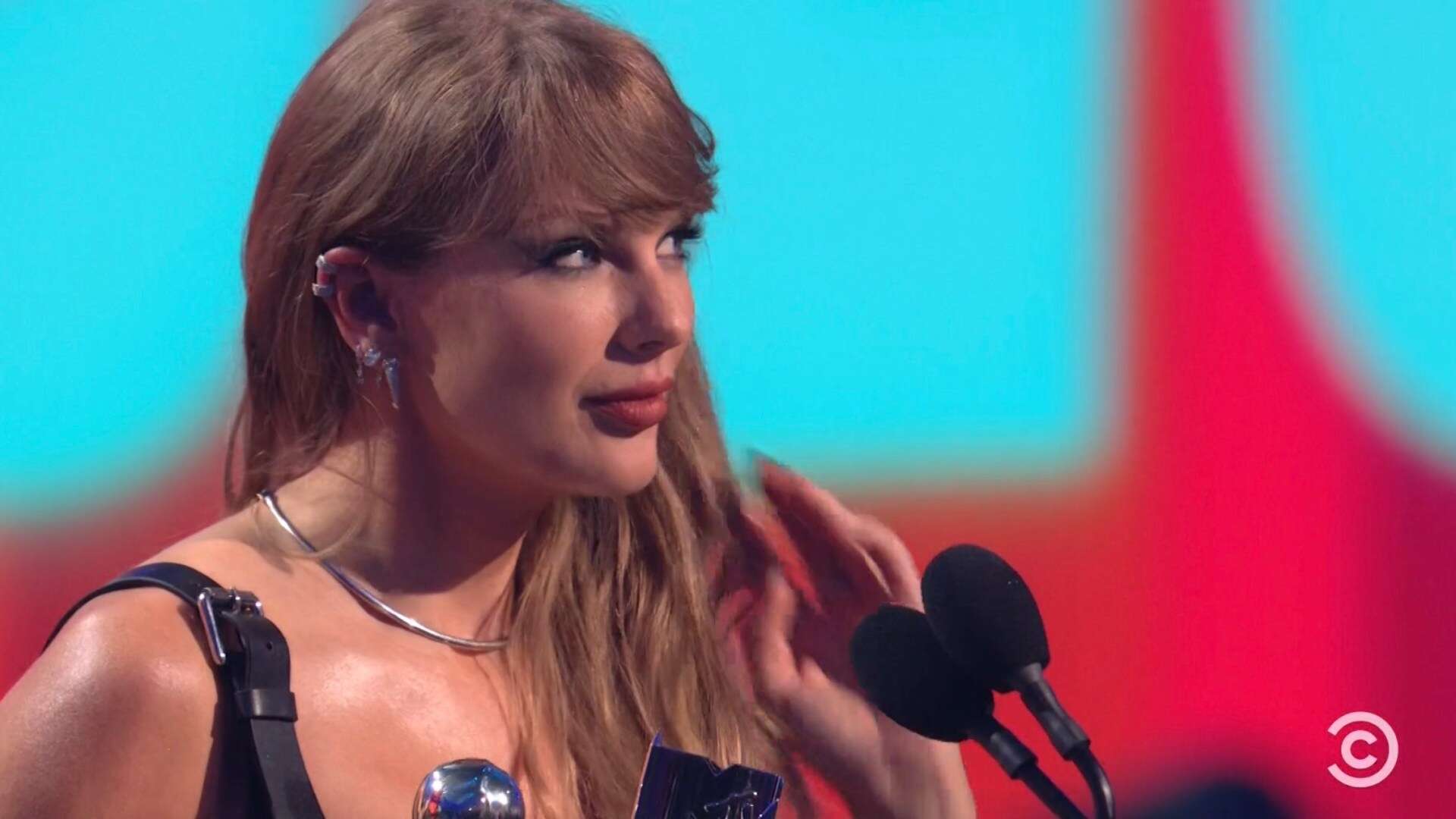 Taylor Swift praises boyfriend Travis Kelce and gushes ‘everything this man touches turns to happiness’ in VMAs speech