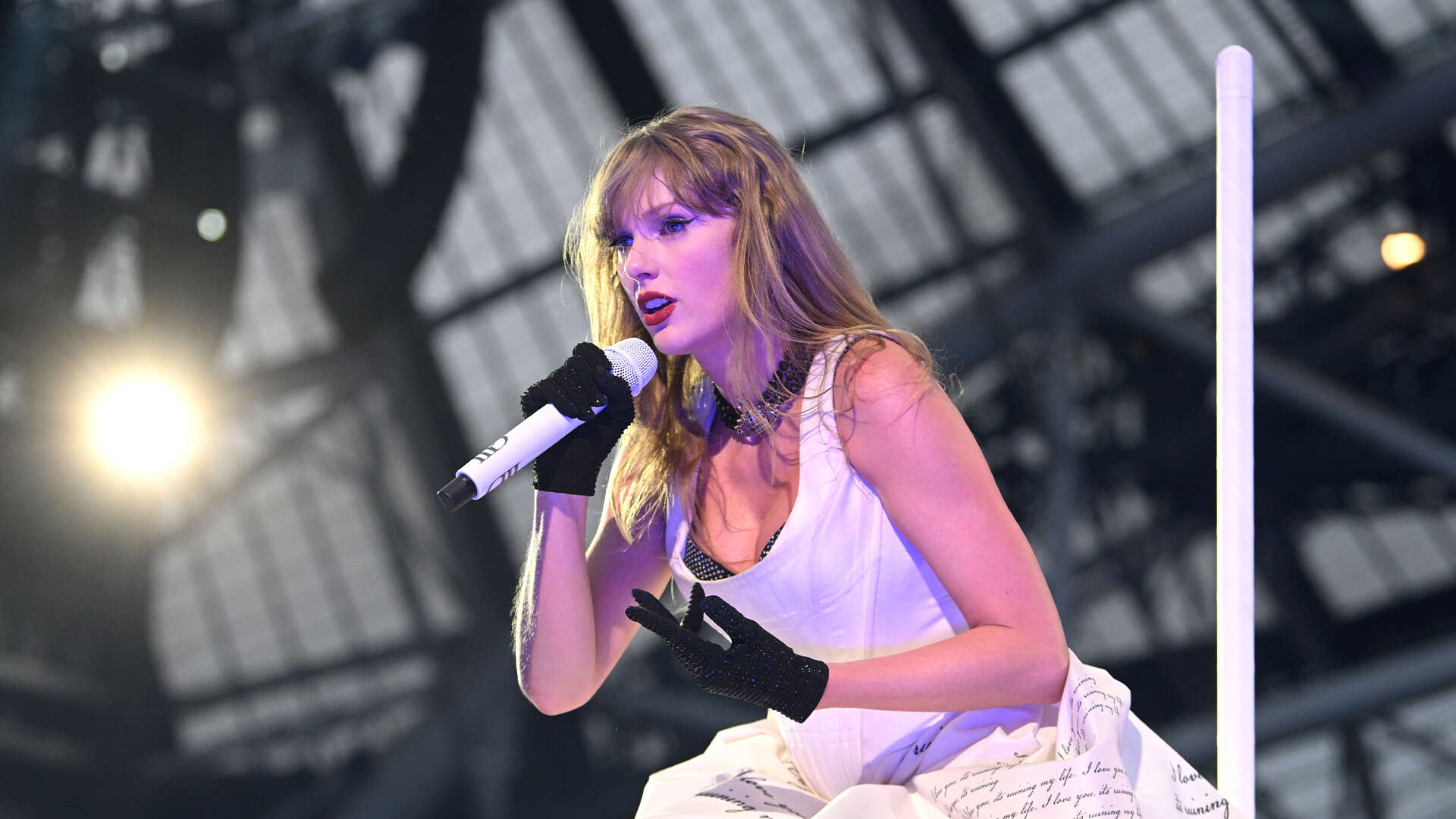 Moment Eras tour dancer helps Taylor Swift as stage malfunctions in middle of song leaving her stuck at Dublin concert