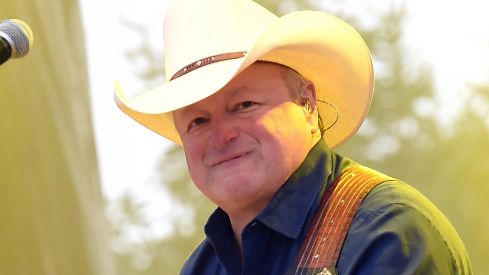 Country singer Mark Chesnutt cancels upcoming shows after undergoing emergency heart surgery and asks fans for ‘privacy’