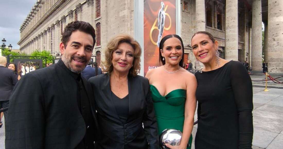 FOTOS ¬ Desfile de estrellas ilumina la alfombra roja de los Premios Ariel 2024