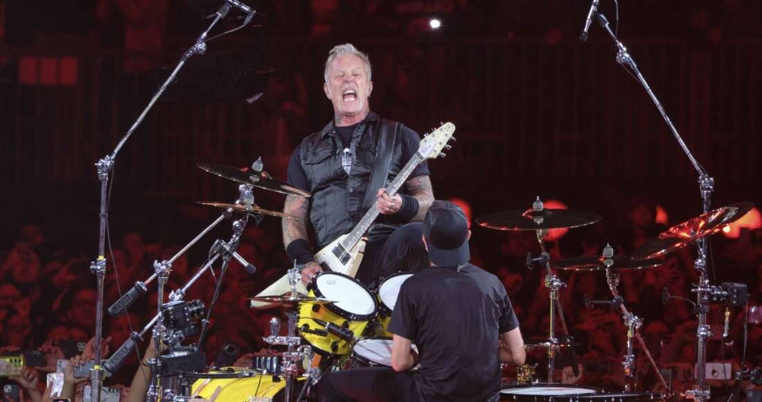 La mítica banda de heavy metal pone a bailar al Estadio GNP con éxito de Los Tucanes